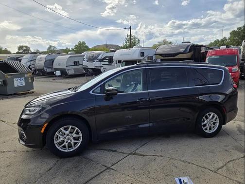 Brilliant Black Crystal Pearlcoat 2022 Chrysler Pacifica Touring L