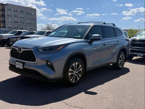 Moon Dust 2021 Toyota Highlander XLE