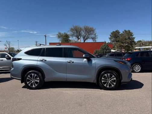 Moon Dust 2021 Toyota Highlander XLE