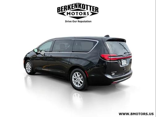 Brilliant Black Crystal Pearlcoat 2024 Chrysler Pacifica Touring L