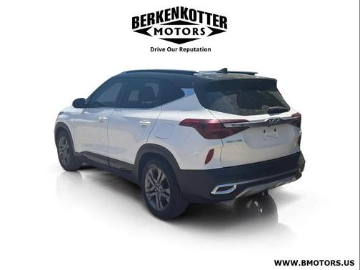 Clear White/Black Roof 2022 Kia Seltos S