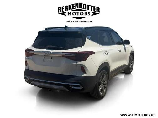 Clear White/Black Roof 2022 Kia Seltos S