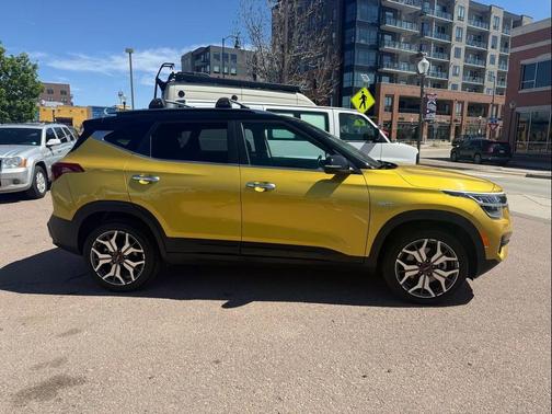 Starbright Yellow/Black Roof 2022 Kia Seltos SX Turbo