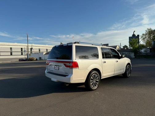 White Platinum Metallic Tri-Coat 2016 Lincoln Navigator Select