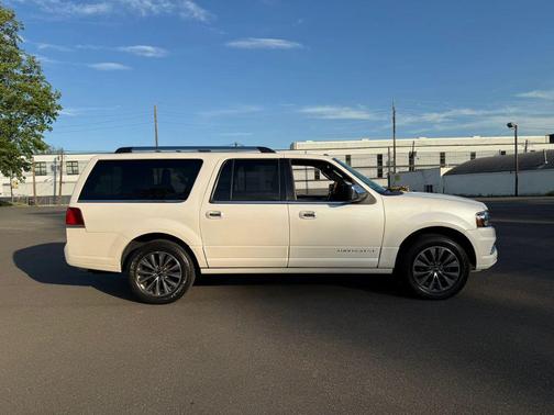 White Platinum Metallic Tri-Coat 2016 Lincoln Navigator Select