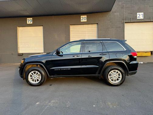 Diamond Black Crystal Pearlcoat 2019 Jeep Grand Cherokee Laredo