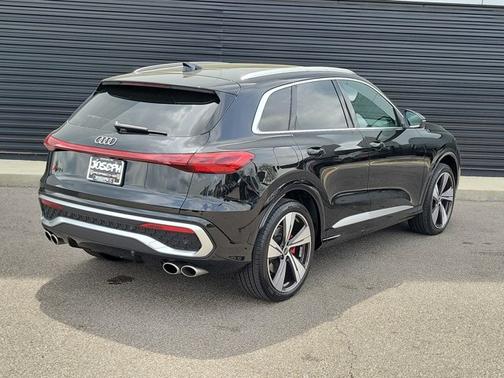 Mythos Black Metallic 2025 Audi SQ5 Premium Plus
