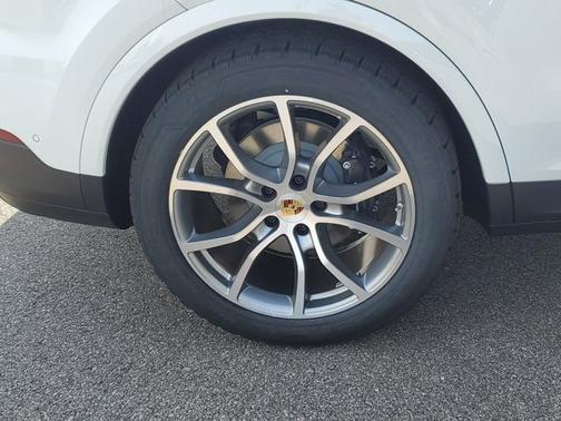 2024 Porsche Cayenne Base (Tiptronic)