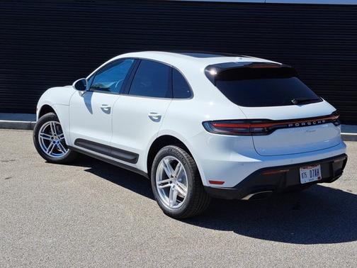 2025 Porsche Macan Base