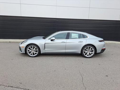 2026 Porsche Panamera 4