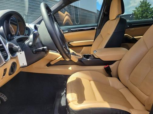 Jet Black Metallic 2014 Porsche Cayenne Turbo