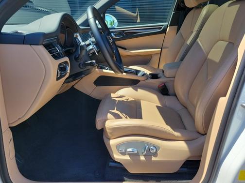 White 2023 Porsche Macan