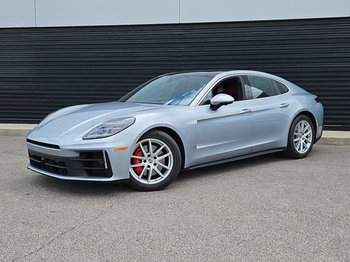 Dolomite Silver Metallic 2025 Porsche Panamera 4