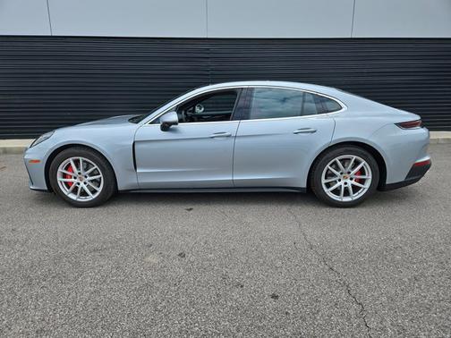 Dolomite Silver Metallic 2025 Porsche Panamera 4