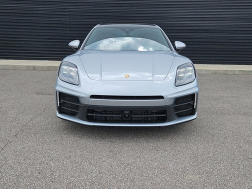 Dolomite Silver Metallic 2025 Porsche Panamera 4