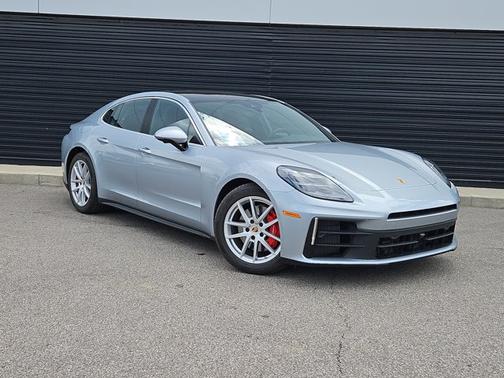 Dolomite Silver Metallic 2025 Porsche Panamera 4