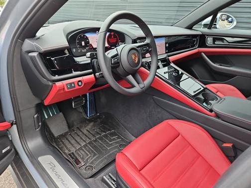 Dolomite Silver Metallic 2025 Porsche Panamera 4
