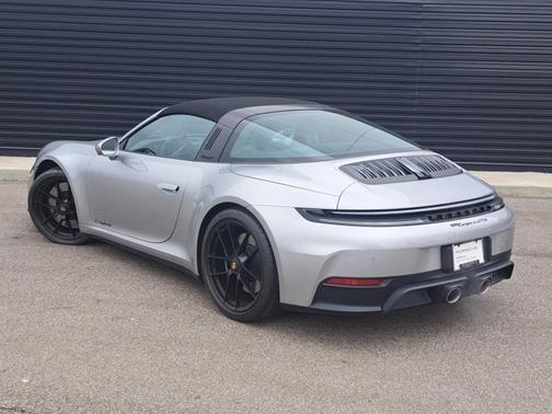 2025 Porsche 911 4 GTS