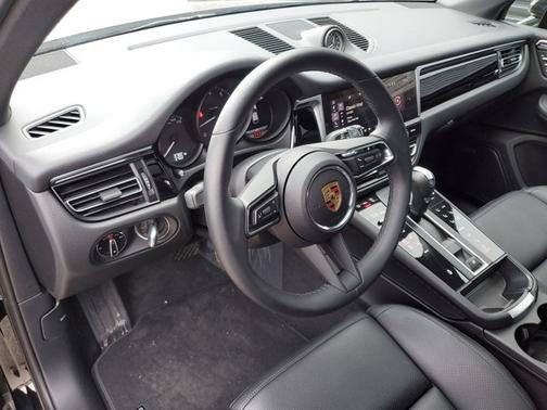 2024 Porsche Macan Base (PDK)