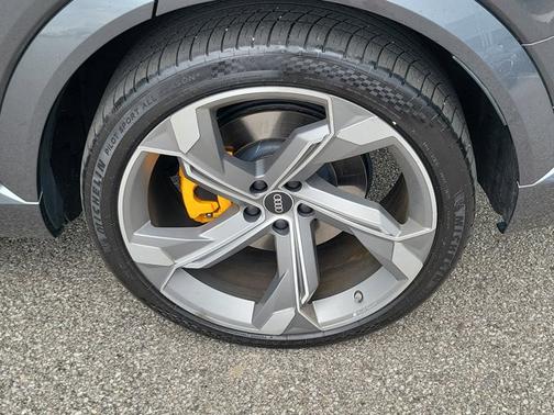 Daytona Gray Pearl Effect 2022 Audi e-tron S Prestige