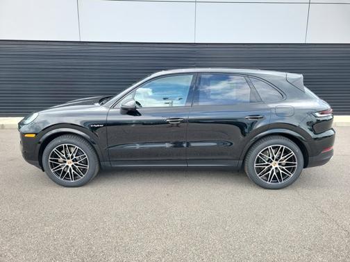 Chromite Black Metallic 2026 Porsche Cayenne E-Hybrid
