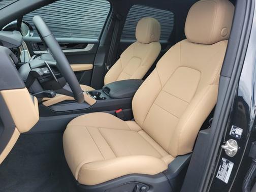 Chromite Black Metallic 2026 Porsche Cayenne E-Hybrid