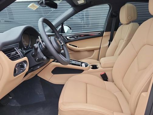 Copper Ruby Metallic 2026 Porsche Macan