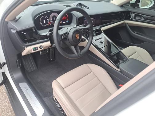 2025 Porsche Panamera 4