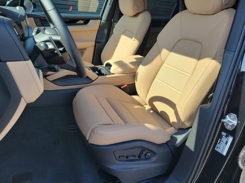 Chromite Black Metallic 2026 Porsche Cayenne