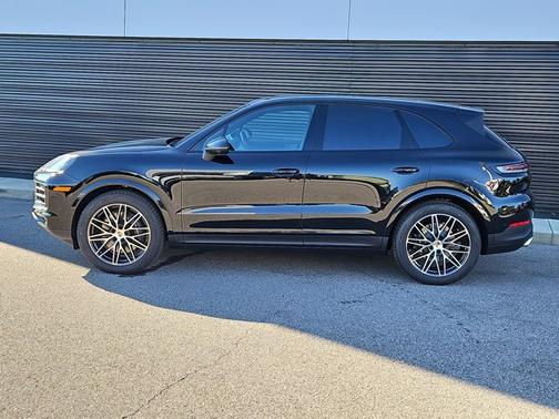 Chromite Black Metallic 2026 Porsche Cayenne