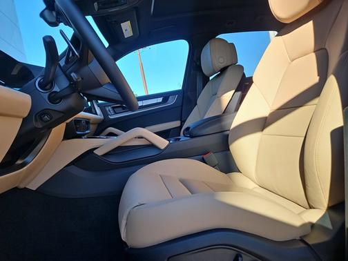 Chromite Black Metallic 2026 Porsche Cayenne