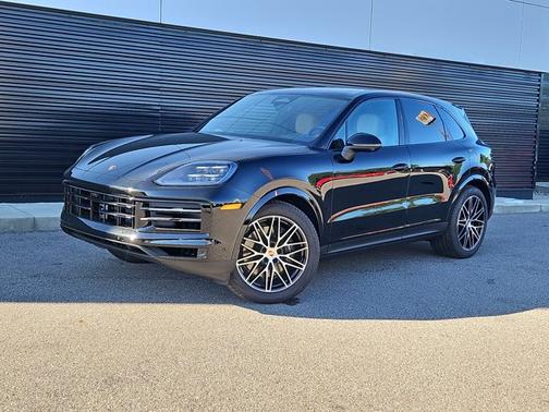 Chromite Black Metallic 2026 Porsche Cayenne