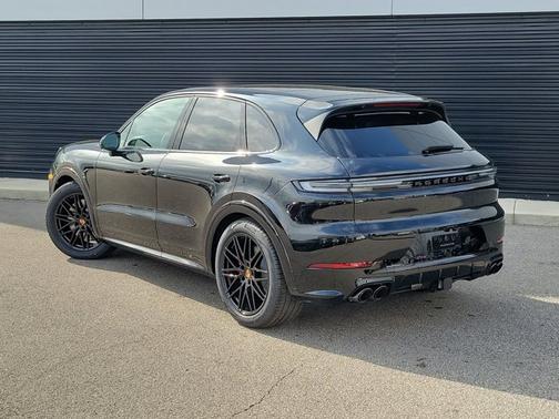 Chromite Black Metallic 2026 Porsche Cayenne GTS