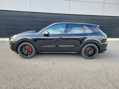 Chromite Black Metallic 2026 Porsche Cayenne GTS