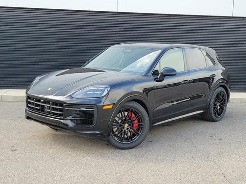 Chromite Black Metallic 2026 Porsche Cayenne GTS