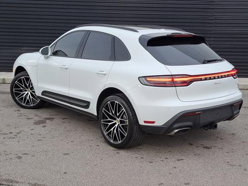2023 Porsche Macan Base (PDK)