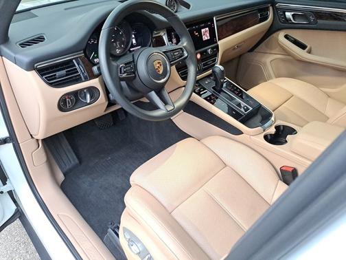 2023 Porsche Macan Base (PDK)