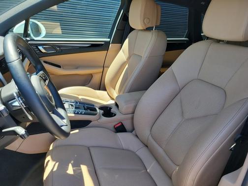 White 2021 Porsche Macan