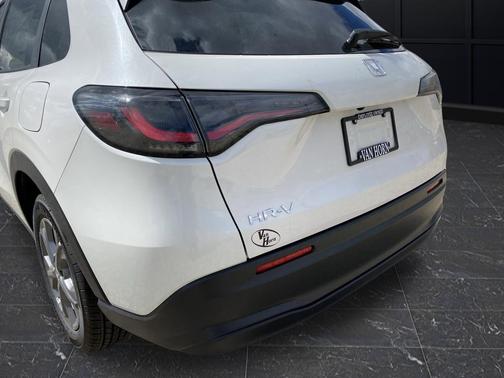 Platinum White Pearl 2026 Honda HR-V LX