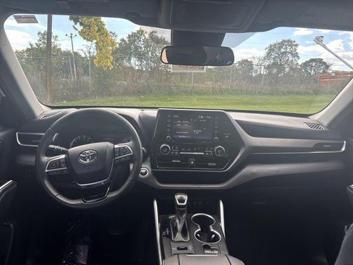 2020 Toyota Highlander LE