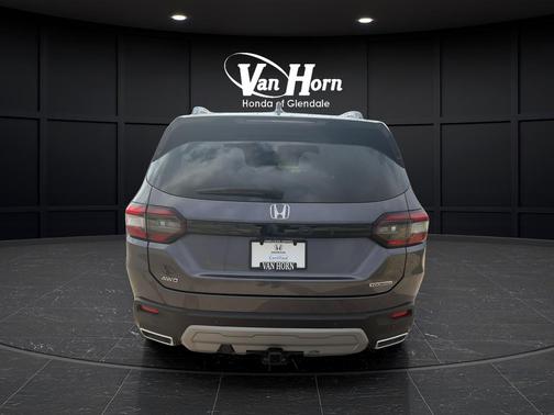 Modern Steel Metallic 2024 Honda Pilot Touring 8-Passenger