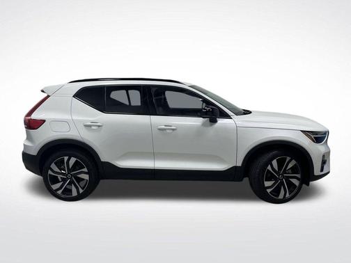 2024 Volvo XC40 B5 Plus Dark Theme