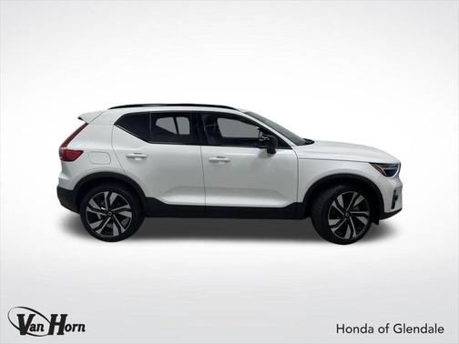 2024 Volvo XC40 B5 Plus Dark Theme