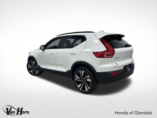 2024 Volvo XC40 B5 Plus Dark Theme