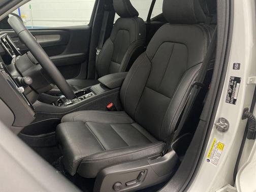 2024 Volvo XC40 B5 Plus Dark Theme