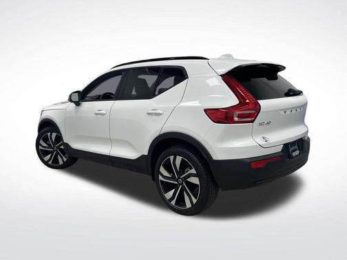 2024 Volvo XC40 B5 Plus Dark Theme