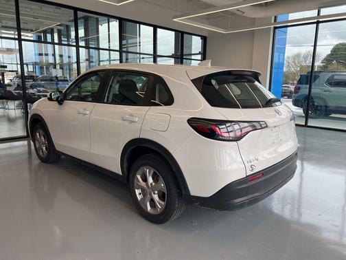 Platinum White Pearl 2024 Honda HR-V LX