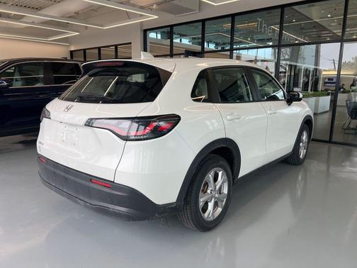 Platinum White Pearl 2024 Honda HR-V LX