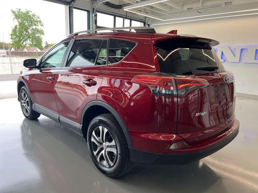 Ruby Flare Pearl 2018 Toyota RAV4 LE