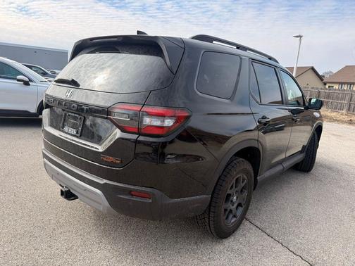 Crystal Black Pearl 2025 Honda Pilot TrailSport